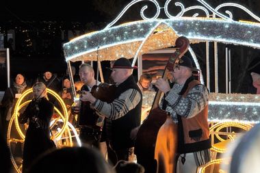 Zdjęcie przedstawia kolędowanie w Parku Zdrojowym.