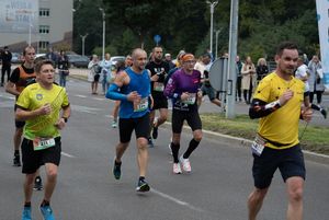 Zdjęcie przedstawia biegnących zawodników biegu głównego.