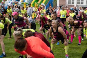 Uczestniczki VIII Jastrzębskiego Biegu Kobiet w trakcie ćwiczeń.