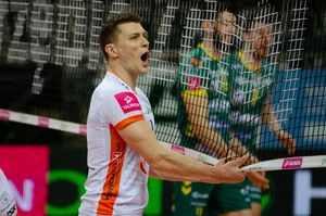 Zirytowany Kampa ciągnie za siatkę po świetnym zagraniu przeciwnika.