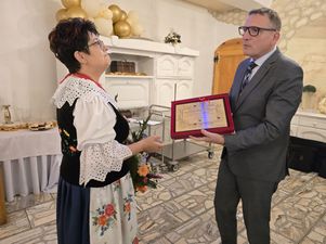 Prezydent Michał Urgoł wręcza podziękowania i składa gratulacje