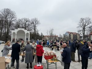 Uczestnicy śniadania wielkanocnego na placu reprezentacyjnym parku zdrojowego