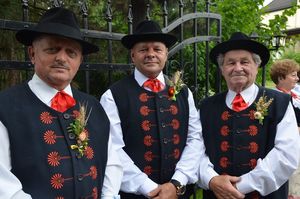 mężczyźni w strojach ludowych