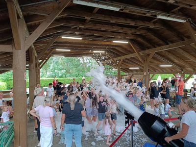Wystrzał piany z armatki.