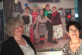 uczestniczki pozują przy swoich zdjęciach 