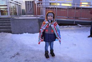 Małe dziecko owinięte flagą WOŚP