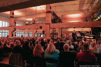 9- Zdjęcie publiki i artysty schodzącego ze sceny