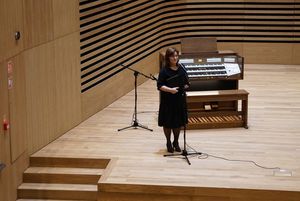 Gabriela Jaworska, przemawiajaca na scenie