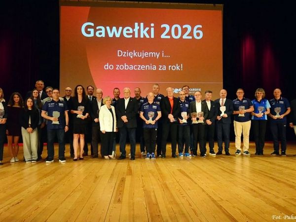 Wszyscy laureaci pozujący na tle ekranu z napiseł Gawełki 2026. Dziękujemy. Do zobaczenia za rok!