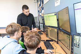 Uczniowie programują robota 