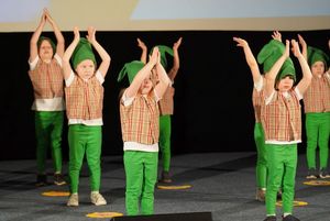 dzieci przebrane za kwiaty na scenie