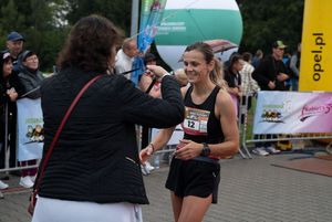 Zdjęcie przedstawia zawodników na mecie biegu głównego.