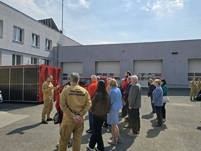 Przemowa przedstawiciela straży pożarnych na zewnątrz do zgromadzonych