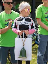 Nagrodzona dziewczynka z dzwonkiem w ręce