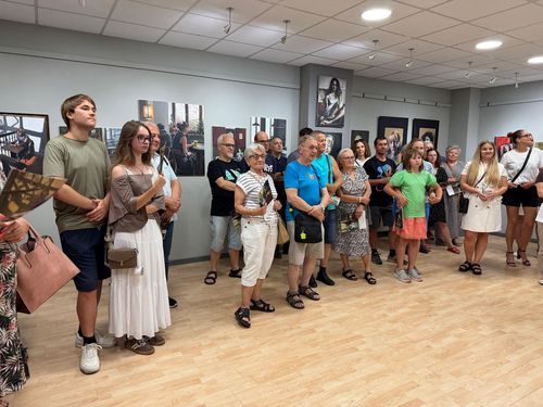 Ujęcie szerokie dużo ludzi słuchających prelekcji artysty