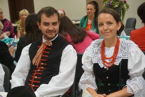 Para w strojach ludowych na sali