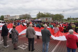 Zdjęcie przedstawia marsz w Dniu Flagi.
