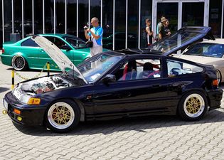 Ztuningowany granatowy samochód z otwartą maską