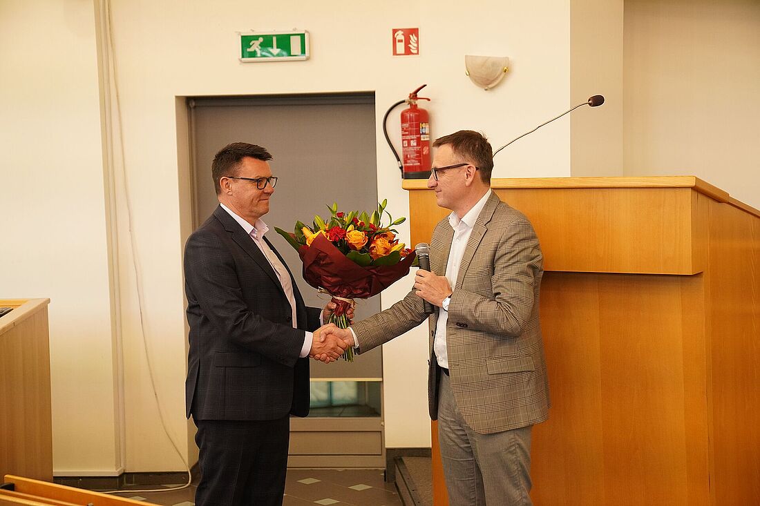 Prezydent wręcza bukiet kwiatów swojemu zastępcy