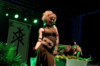 Aktorka z teatru Cordis na scenie 
