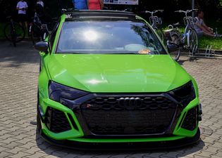 Zielony samochód sportowy