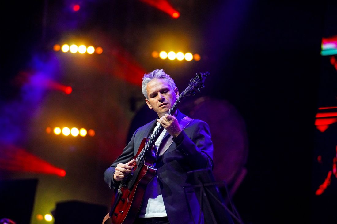 Przemysław Strączek grający na gitarze