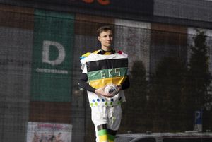 Młodzież w strojach z odpadów - pokaz mody.