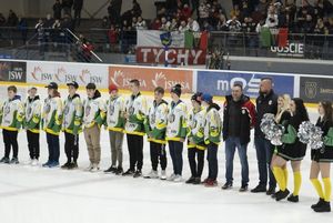 Zawodnicy drużyny młodzików i żaków starszych prezentują medale.