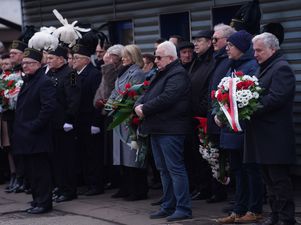 Uczestnicy obchodów wysłuchujący przemówienia