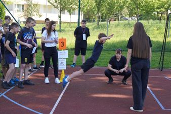 zawodnik skacze w dal