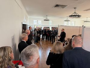 Prezydent Miasta Michał Urgoł wraz z innymi przedstawicielami władz samorządowych słucha prelekcji na temat żołnierzy wyklętych, wokół zgromadzona większa grupa słuchaczy