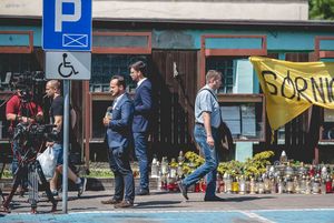 Mężczyźni nagrywający reportaż przy zniczach dla górników