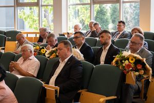 Odznaczeni sportowcy i działacze na sali Rady Miasta z kwiatami