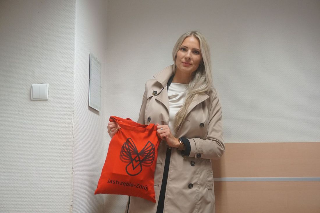 Zdjęcie przedstawia jedną ze zwyciężczyń zabawy walentynkowej w Jastrzębiu-Zdroju.