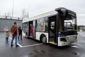Autobus przed zajezdnią, widok 3/4 z przodu.