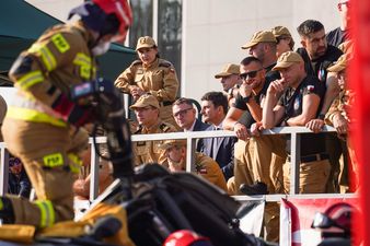 Prezydent Michał Urgoł w obecności umundurowanych strażaków PSP ogląda wystąpienie innych strażaków