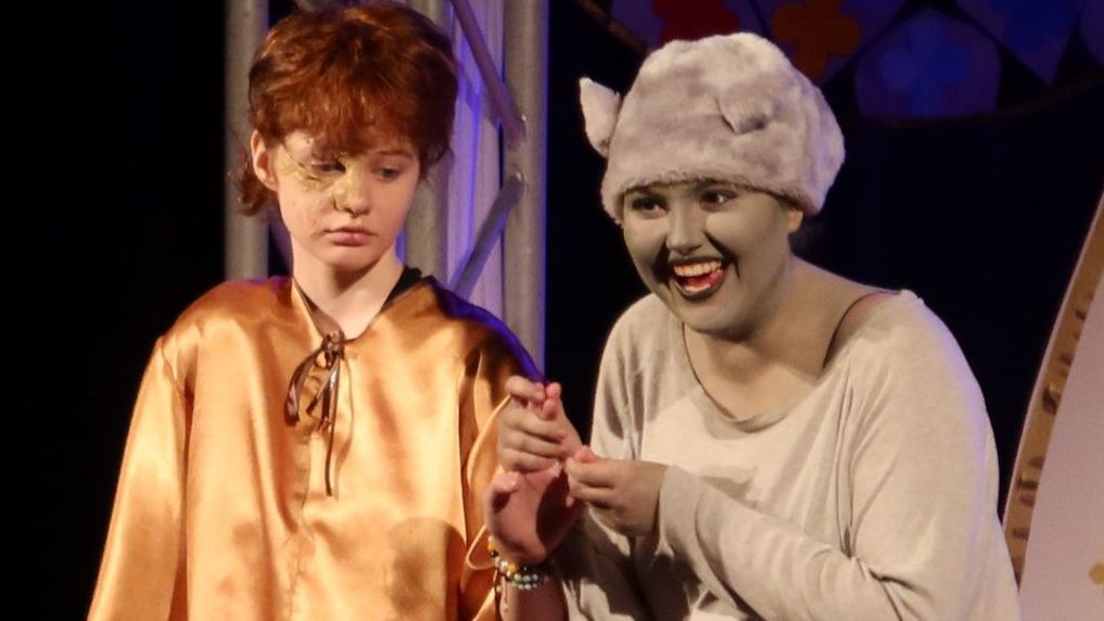 Zdjęcie przedstawia aktorów.