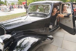 Prezydent Anna Hetman w zabytkowej limuzynie