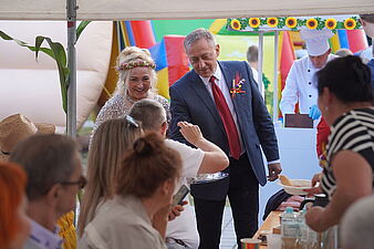 Grzegorz Dulemba częstuje chlebem dożynkowym