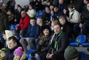 Kibice zajmują miejsca na trybunach Jastora.