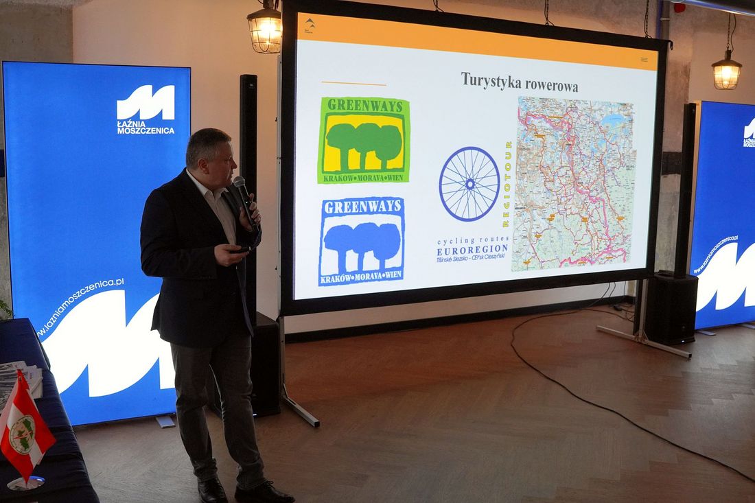 Bogdan Kasperek mówi na tle planszy 