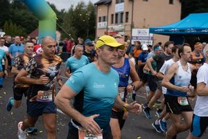 Zdjęcie przedstawia zawodników na starcie biegu głównego.