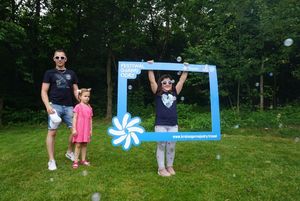 Rodzina robiąca sobie zdjęcie w ramce Festiwalu Górnej Odry