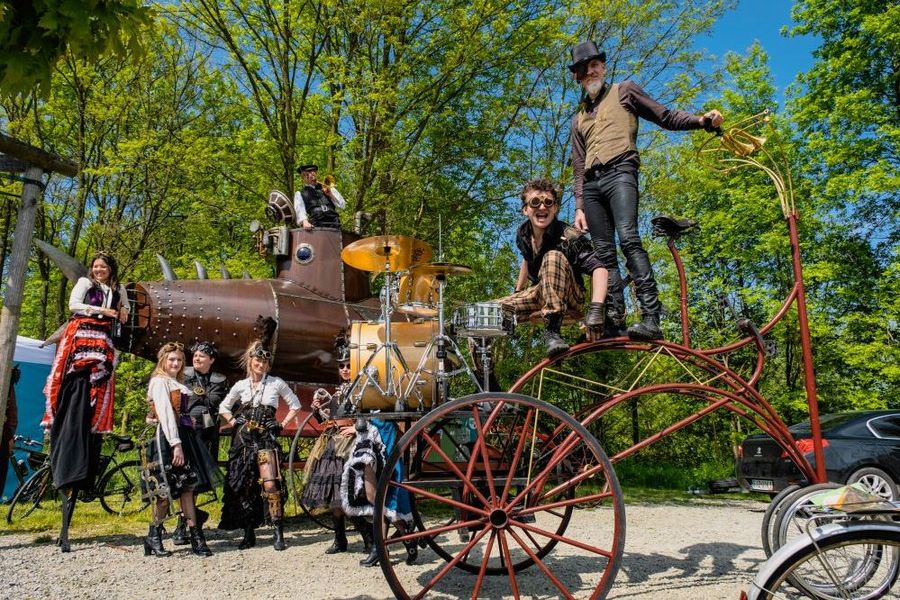 Zdjęcie przedstawia ubiegłoroczny Festiwal Żelaznego Szlaku Rowerowego.