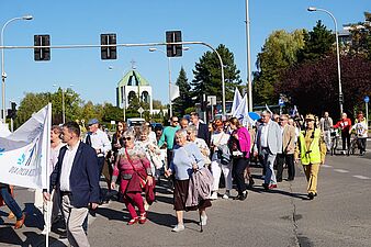 ludzie maszerują z transparentami w tłumie prezydent miasta i jego zastępca