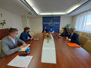 Na zdjęciu prezydent Anna Hetman, wiceprezydent Roman Foksowicz, przestawiciele TBS-u i wykonawcy podpisują umowę