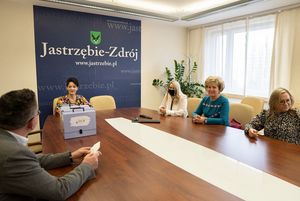 Anna Hetman i dyrektorki przedszkoli publicznych w Jastrzębiu-Zdroju. 