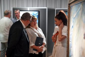 Dyrektor muzeum Jędrzej Lipski, Ewa Gutowska i pracownica muzeum rozmawiają