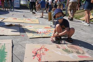 Dzieci rysujące na chodniku na OWN