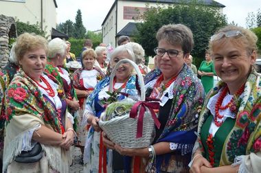 kobiety w strojach ludowych
